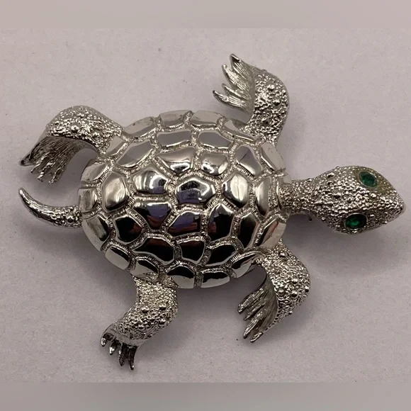 Vintage Signed Monet SilverTone Sea Turtle Brooch Pin Crystal Emerald Green Eyes - Picture 7 of 7